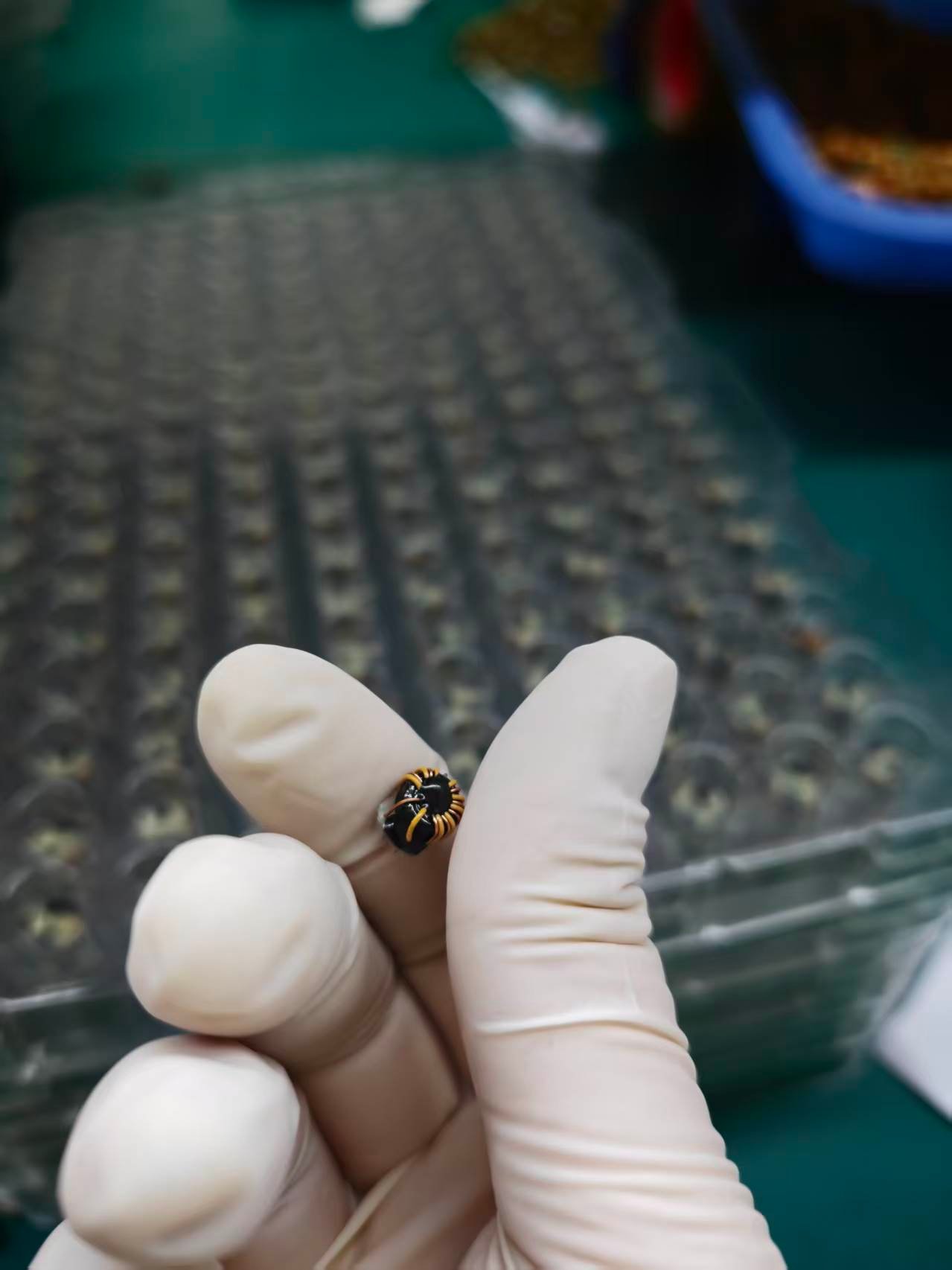 Black NiZn T6×3×3 · 20µH Min — product photograph 2